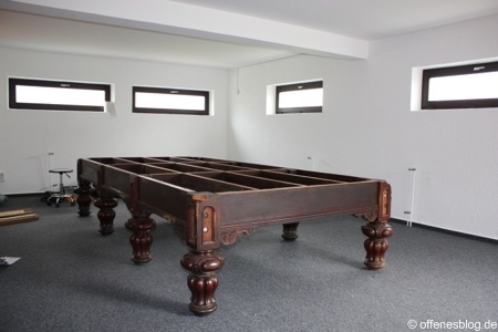 Snookertisch Aufbau Beine und Holzrahmen
