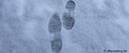 Verschneiter Gehweg