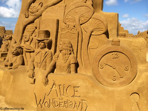 Sandskulpturen Alice im Wunderland