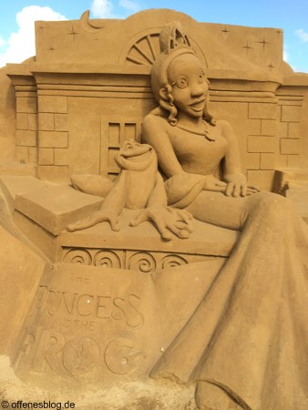 Sandskulpturen Froschkönigin