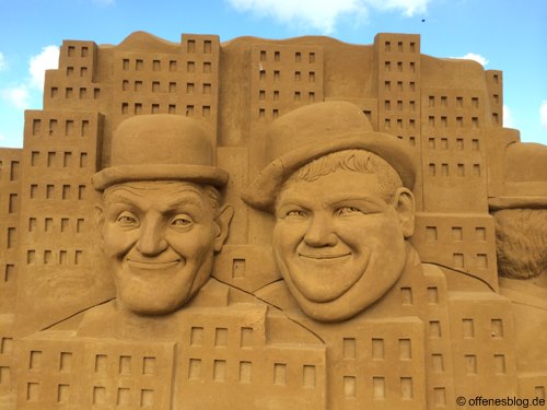 Sandskulpturen Laurel und Hardy