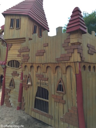 Spielplatz Ritterburg Gefängnisgitter