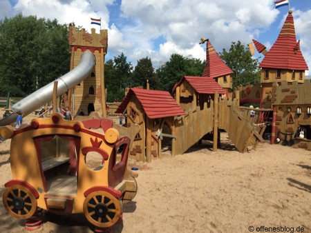 Spielplatz Ritterburg Überblick mit Pferdekutsche