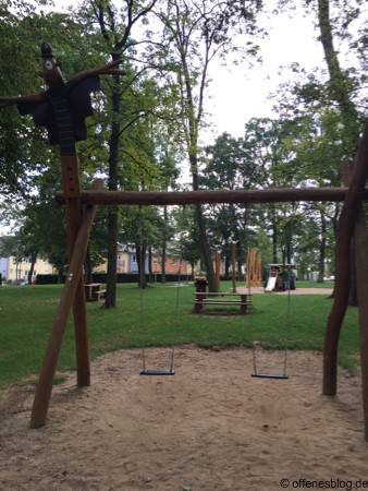 Themenspielplatz Vogelscheuche Schaukel